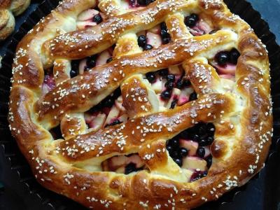 Obuolių ir serbentų pyragas pagrindine nuotrauka