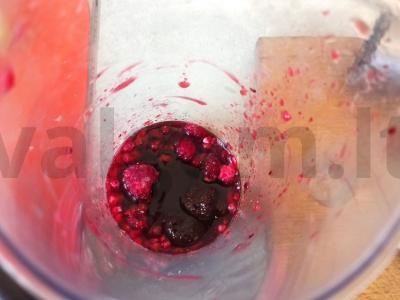 Gaivus gėrimas su uogiene ir imbieru Žingsnis 1