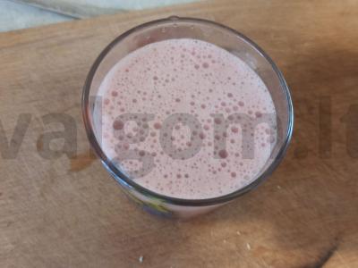 Gaivus gėrimas su uogiene ir imbieru pagrindine nuotrauka