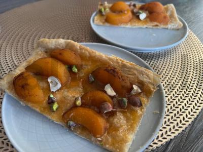 Tortas su abrikosais, pistacijomis ir lazdynų riešutais apelsinų sirupe pagrindine nuotrauka