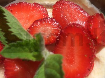 Vasaros braškių desertas pagrindine nuotrauka