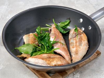 Daržovių troškinys su jūros ešeriu ir porais Žingsnis 1