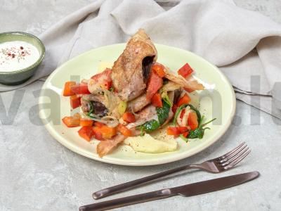 Daržovių troškinys su jūros ešeriu ir porais pagrindine nuotrauka