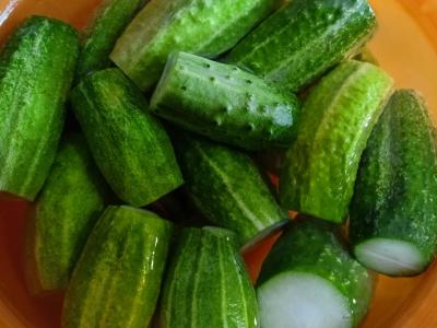 Greitai paruošiami marinuoti agurkai per 2 valandas Žingsnis 1