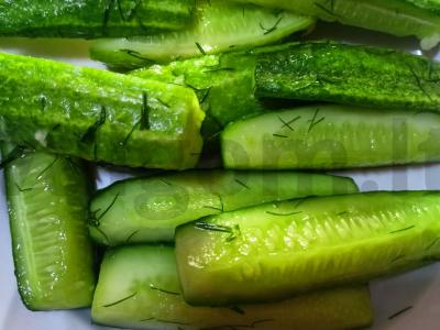 Greitai paruošiami marinuoti agurkai per 2 valandas pagrindine nuotrauka