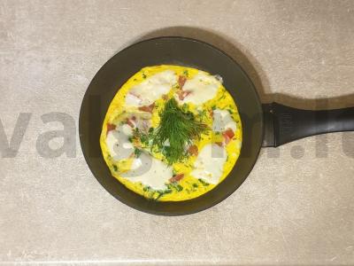 Sūrio omletas su pomidorais ir žolelėmis pagrindine nuotrauka