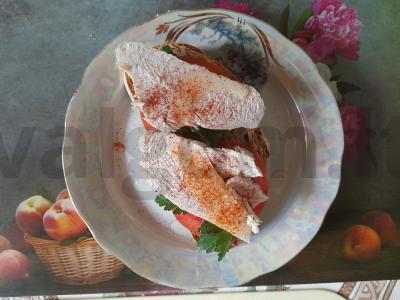 Sumuštinis su vištienos krūtinėle ir pomidorais pagrindine nuotrauka