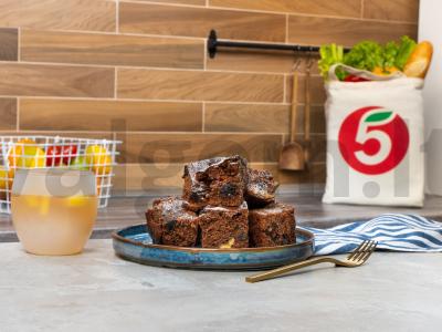 Medu ir riešutais pagaminta pyragaitis pagrindine nuotrauka