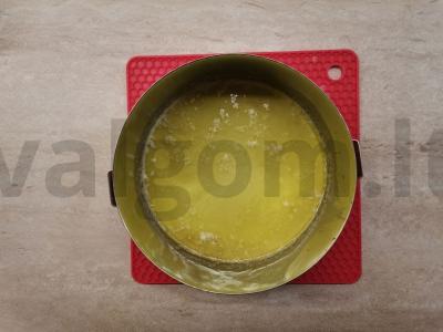 Klasikinis sūrio pyragas su braškėmis Žingsnis 1