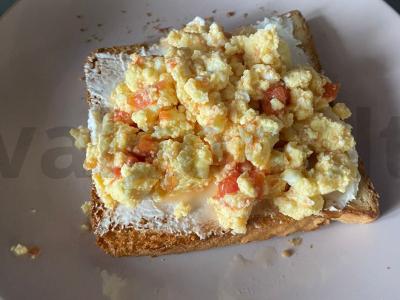 Tostai su kiaušinių skrambintu ir pomidorais pagrindine nuotrauka