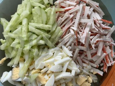 Atnaujinta krabų salotos su sūriu Žingsnis 1