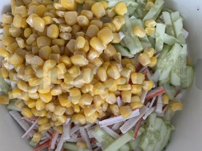 Atnaujinta krabų salotos su sūriu Žingsnis 2