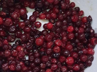 Naudingas spanguolių gėrimas iš šviežių uogų Žingsnis 1