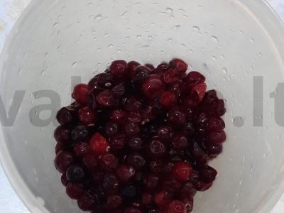 Naudingas spanguolių gėrimas iš šviežių uogų Žingsnis 3