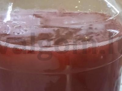 Naudingas spanguolių gėrimas iš šviežių uogų pagrindine nuotrauka