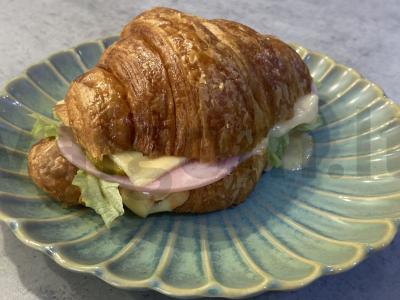 Kruasanas su kumpiu ir sūriu pagrindine nuotrauka