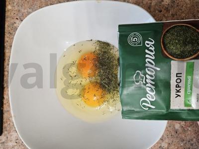 Švelnus omletas su pomidorais, sūriu ir žolelėmis Žingsnis 1