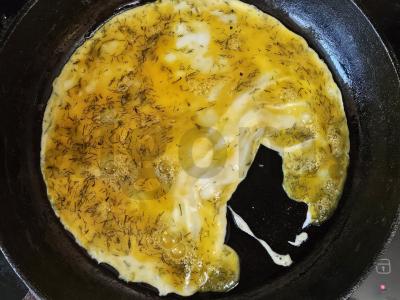 Švelnus omletas su pomidorais, sūriu ir žolelėmis Žingsnis 3