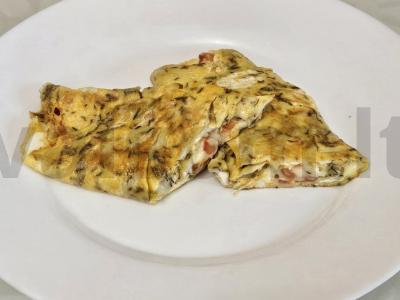 Švelnus omletas su pomidorais, sūriu ir žolelėmis pagrindine nuotrauka