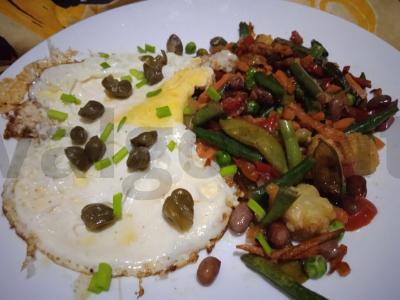 Kiaušinienė su Karibų mišiniu ir kaparėliais pagrindine nuotrauka