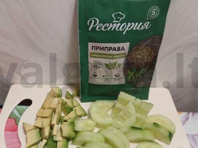 Pavasarinė salota su agurku, cukinija ir kalmaru Žingsnis 1