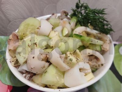 Pavasarinė salota su agurku, cukinija ir kalmaru pagrindine nuotrauka