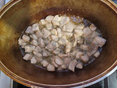 Sultingas šurpa su kiauliena ir daržovėmis katile Žingsnis 1