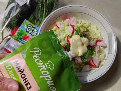 Šviežių kopūstų salotos su ridikėliais Žingsnis 4