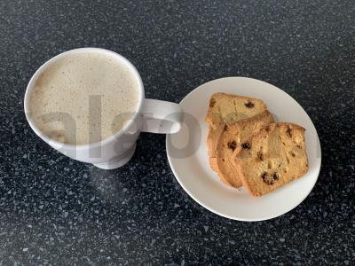 Kava su halva ir saldžiuoju pienu pagrindine nuotrauka