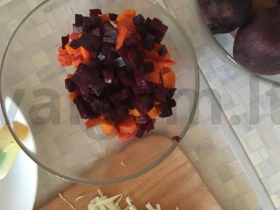 Sezoninių daržovių salotas pietums Žingsnis 2