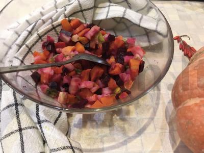 Sezoninių daržovių salotas pietums pagrindine nuotrauka