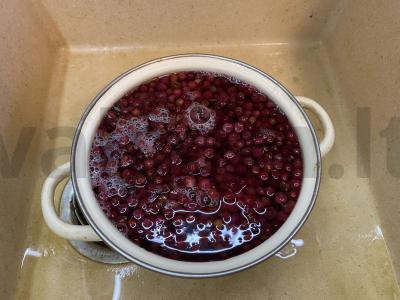 Brusnicų uogienė su medumi ir čiobreliais Žingsnis 1