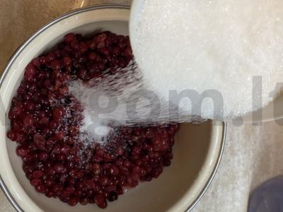 Brusnicų uogienė su medumi ir čiobreliais Žingsnis 2