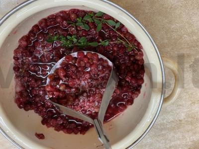 Brusnicų uogienė su medumi ir čiobreliais Žingsnis 3