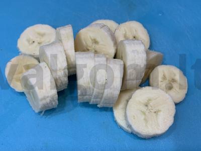 Pieno kokteilis su šokoladiniu ledais, braškių uogiene ir bananais Žingsnis 1