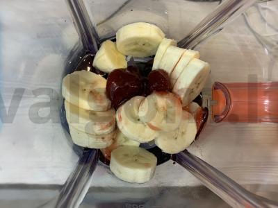 Pieno kokteilis su šokoladiniu ledais, braškių uogiene ir bananais Žingsnis 2