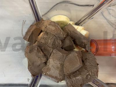 Pieno kokteilis su šokoladiniu ledais, braškių uogiene ir bananais Žingsnis 3