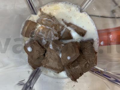 Pieno kokteilis su šokoladiniu ledais, braškių uogiene ir bananais Žingsnis 4