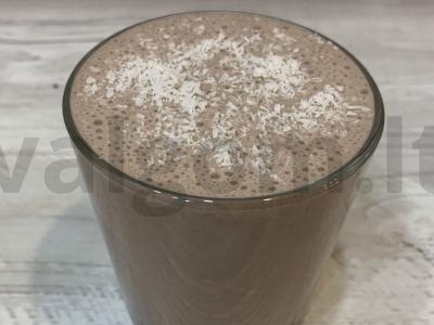 Pieno kokteilis su šokoladiniu ledais, braškių uogiene ir bananais pagrindine nuotrauka