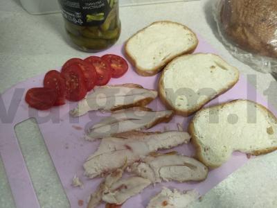 Sumuštinis su rūkytomis vištienos krūtinėlėmis ir marinuotais agurkais Žingsnis 1