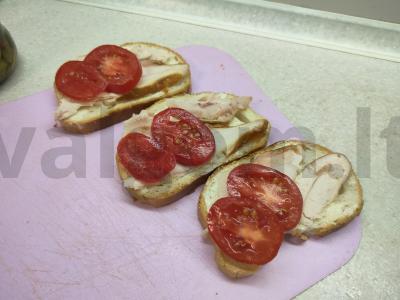 Sumuštinis su rūkytomis vištienos krūtinėlėmis ir marinuotais agurkais Žingsnis 2