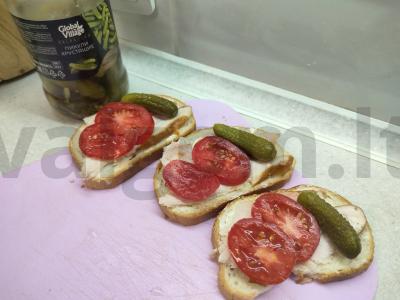 Sumuštinis su rūkytomis vištienos krūtinėlėmis ir marinuotais agurkais Žingsnis 3