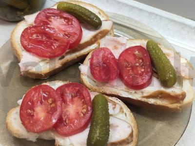 Sumuštinis su rūkytomis vištienos krūtinėlėmis ir marinuotais agurkais pagrindine nuotrauka