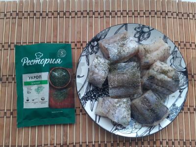 Keptas menkė su svogūnais, morkomis ir krapais Žingsnis 1