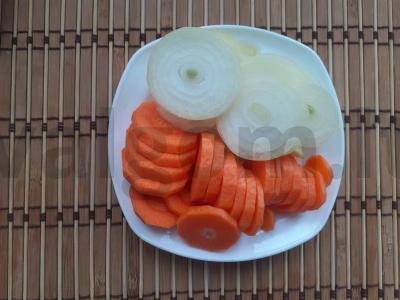 Keptas menkė su svogūnais, morkomis ir krapais Žingsnis 2