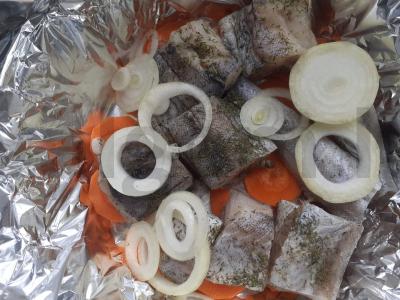 Keptas menkė su svogūnais, morkomis ir krapais Žingsnis 3