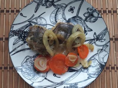 Keptas menkė su svogūnais, morkomis ir krapais pagrindine nuotrauka