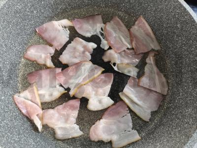 Kiaušiniai su bekonu ir sūriu Žingsnis 1