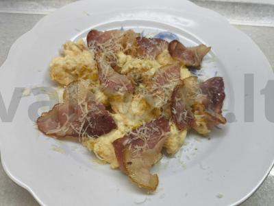 Kiaušiniai su bekonu ir sūriu pagrindine nuotrauka