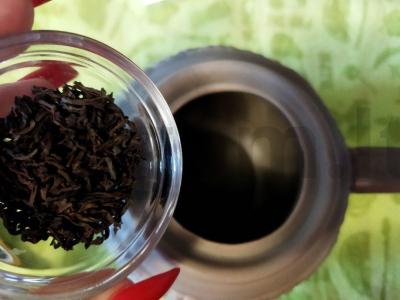 Skanus juodas arbata su barbaru, imbieru ir muskato riešutu Žingsnis 1